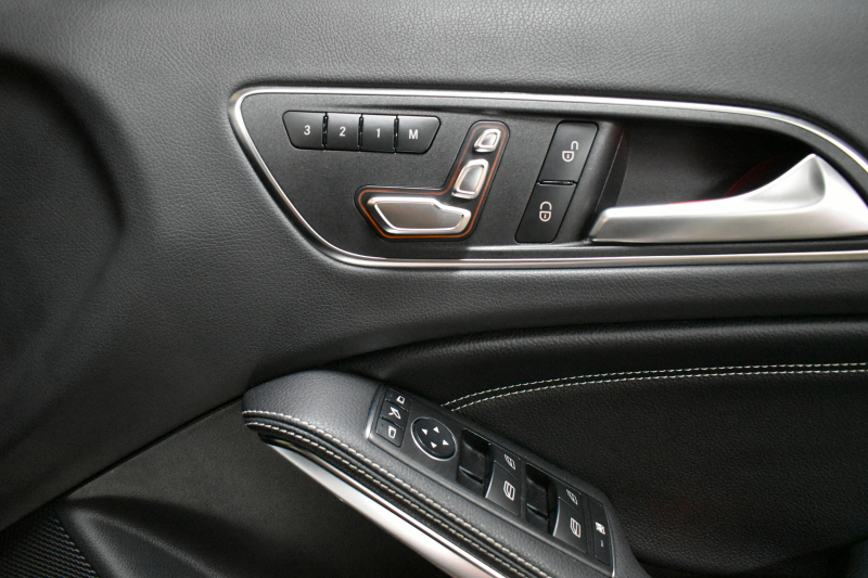 メルセデスベンツ GLA GLA220 4M ﾚｻﾞｰｴｸｽｸﾙｰｼﾌﾞﾌﾟﾚﾐｱﾑP  ﾚｰﾀﾞｰｾｰﾌﾃｨP 後期型 184馬力 4WD ﾊﾟﾉﾗﾏｻﾝﾙｰﾌ ﾋｰﾀｰ黒革 ﾃﾞｨｽﾄﾛ ﾌﾞﾗｲﾝﾄﾞｽﾎﾟｯﾄ 専用18AW&ﾊﾞﾝﾊﾟｰ 駐車支援 ｷｰGO ﾊｰﾏﾝｶｰﾄﾞﾝ PTS ﾌｯﾄｹﾞｰﾄ 地ﾃﾞｼﾞBｶﾒﾗ 2年保証