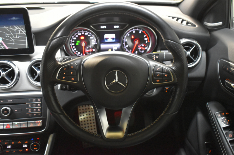メルセデスベンツ GLA GLA220 4M ﾚｻﾞｰｴｸｽｸﾙｰｼﾌﾞﾌﾟﾚﾐｱﾑP  ﾚｰﾀﾞｰｾｰﾌﾃｨP 後期型 184馬力 4WD ﾊﾟﾉﾗﾏｻﾝﾙｰﾌ ﾋｰﾀｰ黒革 ﾃﾞｨｽﾄﾛ ﾌﾞﾗｲﾝﾄﾞｽﾎﾟｯﾄ 専用18AW&ﾊﾞﾝﾊﾟｰ 駐車支援 ｷｰGO ﾊｰﾏﾝｶｰﾄﾞﾝ PTS ﾌｯﾄｹﾞｰﾄ 地ﾃﾞｼﾞBｶﾒﾗ 2年保証