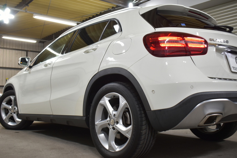 メルセデスベンツ GLA GLA220 4M ﾚｻﾞｰｴｸｽｸﾙｰｼﾌﾞﾌﾟﾚﾐｱﾑP  ﾚｰﾀﾞｰｾｰﾌﾃｨP 後期型 184馬力 4WD ﾊﾟﾉﾗﾏｻﾝﾙｰﾌ ﾋｰﾀｰ黒革 ﾃﾞｨｽﾄﾛ ﾌﾞﾗｲﾝﾄﾞｽﾎﾟｯﾄ 専用18AW&ﾊﾞﾝﾊﾟｰ 駐車支援 ｷｰGO ﾊｰﾏﾝｶｰﾄﾞﾝ PTS ﾌｯﾄｹﾞｰﾄ 地ﾃﾞｼﾞBｶﾒﾗ 2年保証