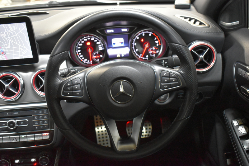 メルセデスベンツ GLA GLA220 4M ﾚｻﾞｰEXC ﾚｰﾀﾞｰSP  後期型 184馬力 4WD  ﾊﾟﾉﾗﾏｻﾝﾙｰﾌ ﾋｰﾀｰ黒革 ﾃﾞｨｽﾄﾛ Bｽﾎﾟｯﾄ 専用18AW&ﾊﾞﾝﾊﾟｰ 駐車支援 ｷｰGO ﾊｰﾏﾝK PTS ﾌｯﾄｹﾞｰﾄ 地ﾃﾞｼﾞBｶﾒﾗ 2年保証