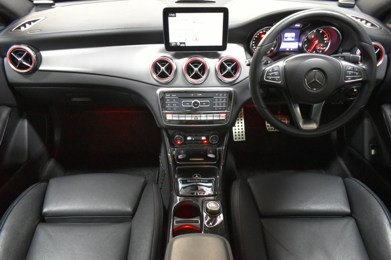 メルセデスベンツ GLA GLA220 4M ﾚｻﾞｰEXC ﾚｰﾀﾞｰSP  後期型 184馬力 4WD  ﾊﾟﾉﾗﾏｻﾝﾙｰﾌ ﾋｰﾀｰ黒革 ﾃﾞｨｽﾄﾛ Bｽﾎﾟｯﾄ 専用18AW&ﾊﾞﾝﾊﾟｰ 駐車支援 ｷｰGO ﾊｰﾏﾝK PTS ﾌｯﾄｹﾞｰﾄ 地ﾃﾞｼﾞBｶﾒﾗ 2年保証