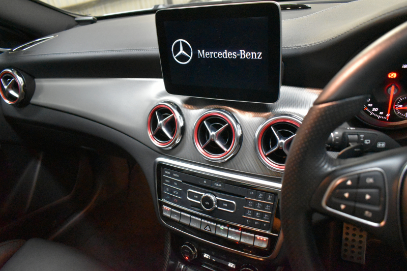 メルセデスベンツ GLA GLA220 4M ﾚｻﾞｰEXC ﾚｰﾀﾞｰSP  後期型 184馬力 4WD  ﾊﾟﾉﾗﾏｻﾝﾙｰﾌ ﾋｰﾀｰ黒革 ﾃﾞｨｽﾄﾛ Bｽﾎﾟｯﾄ 専用18AW&ﾊﾞﾝﾊﾟｰ 駐車支援 ｷｰGO ﾊｰﾏﾝK PTS ﾌｯﾄｹﾞｰﾄ 地ﾃﾞｼﾞBｶﾒﾗ 2年保証
