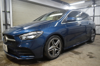メルセデスベンツ Bクラス B200d AMGﾗｲﾝ AMGﾚｻﾞｰｴｸｽｸﾙｰｼﾌﾞP ｱﾄﾞﾊﾞﾝｽﾄﾞP ﾚｰﾀﾞｰSP MEｺﾈ MBUXｼｽﾃﾑ ﾊﾟﾉﾗﾏR ﾋｰﾀｰ付黒灰革 ACC BSM Lﾁｪﾝｼﾞ AMGｴｱﾛ18AW ﾏﾙﾁLED HUD ﾌｯﾄﾄﾗﾝｸ 対話式ﾅﾋﾞTV 360ｶﾒﾗ 2年保証