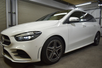 メルセデスベンツ Bクラス B200d AMGﾗｲﾝ AMGﾚｻﾞｰｴｸｽｸﾙｰｼﾌﾞP ｱﾄﾞﾊﾞﾝｽﾄﾞP ﾚｰﾀﾞｰｾｰﾌﾃｨP ﾊﾟﾉﾗﾏｻﾝﾙｰﾌ ﾋｰﾀｰ付黒灰革 HUD 360ｶﾒﾗ ｱﾄﾞﾊﾞﾝｽﾄﾞｻｳﾝﾄﾞ ﾃﾞｨｽﾄﾛﾆｯｸ ﾌﾞﾗｲﾝﾄﾞｽﾎﾟｯﾄ Lｷｰﾌﾟ AMGｴｱﾛ18AW LEDﾍｯﾄﾞﾗｲﾄ MBUXﾅﾋﾞTV ﾌｯﾄｹﾞｰﾄ 2年保証