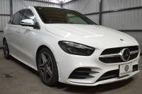 メルセデスベンツ Bクラス B180 AMGﾗｲﾝ AMGﾚｻﾞｰｴｸｽｸﾙｰｼﾌﾞP ｱﾄﾞﾊﾞﾝｽﾄﾞP ﾚｰﾀﾞｰSP 1ｵｰﾅｰ車両 MEｺﾈ MBUXｼｽﾃﾑ ﾊﾟﾉﾗﾏR ﾋｰﾀｰ付黒灰革 ACC BSM Lﾁｪﾝｼﾞ AMGｴｱﾛ18AW ﾏﾙﾁLED HUD 対話式ﾅﾋﾞTV 360ｶﾒﾗ 2年保証