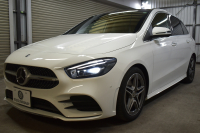 メルセデスベンツ Bクラス B180 AMGﾗｲﾝ AMGﾚｻﾞｰｴｸｽｸﾙｰｼﾌﾞP ｱﾄﾞﾊﾞﾝｽﾄﾞP ﾚｰﾀﾞｰSP 1ｵｰﾅｰ車両 MEｺﾈ MBUXｼｽﾃﾑ ﾊﾟﾉﾗﾏR ﾋｰﾀｰ付黒灰革 ACC BSM Lﾁｪﾝｼﾞ AMGｴｱﾛ18AW ﾏﾙﾁLED HUD 対話式ﾅﾋﾞTV 360ｶﾒﾗ 2年保証