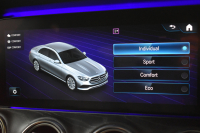 メルセデスベンツ Eクラス E200 ｽﾎﾟｰﾂ ｴｸｽｸﾙｰｼﾌﾞAMGﾗｲﾝｲﾝﾃﾘｱP ﾚｰﾀﾞｰｾｰﾌﾃｨP 1ｵｰﾅｰ 後期型 MEｺﾈｸﾄ 燃費13.1KM 全席ﾋｰﾀｰ黒革 ﾃﾞｨｽﾄﾛ BSM Lﾁｪﾝｼﾞ AMGｴｱﾛ19AW ｷｰﾚｽGO ﾊﾟｰｸﾄﾛ HUD ﾌﾞﾙﾒS ﾏﾙﾁｶﾗｰｱﾝﾋﾞｴﾝﾄ 対話式ﾅﾋﾞ 360ｶﾒﾗ 2年保証